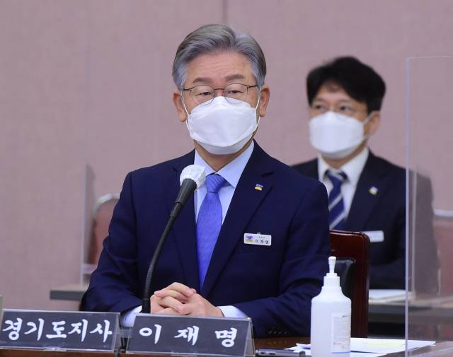 ▲이재명 경기도지사가 18일 오전 경기도청에서 열린 국회 행정안전위원회의 경기도에 대한 국정감사에 참석해 개회를 기다리고 있다. ⓒ연합뉴스