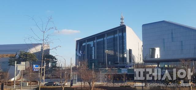 ▲충남도에서 지난 17일 코로나19 확진자가 33명 발생했다. 충남도청 전경 ⓒ프레시안(백승일)