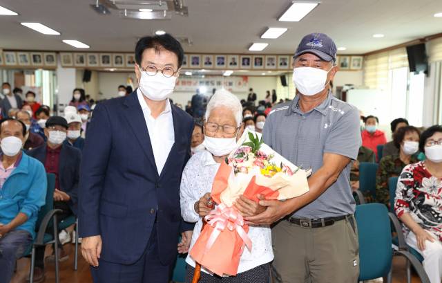 ▲이승옥 군수가 군동면 유정득 어르신께 청려장을 전달했다.ⓒ강진군