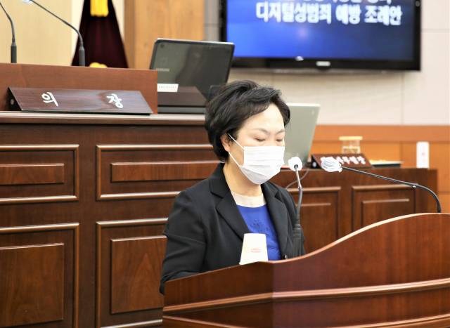 ▲‘제245회 봉화군의회 임시회’에서 김상희 의원이 ‘봉화군 공중화장실 등의 디지털성범죄 예방 조례안’에 대해 제안설명 하고 있다.ⓒ봉화군 의회