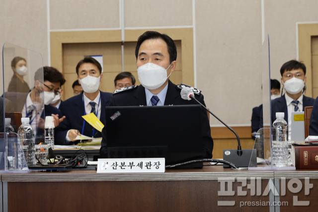 ▲ 18일 오후 부산세관에서 진행된 국회 기획재정위원회 국정감사에서 김재일 부산본부세관장이 의원의 질의에 답변하고 있다. ⓒ부산본부세관