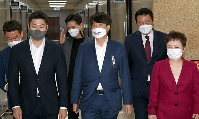 국민의힘 이준석 대표가 18일 국회에서 열린 최고위원회의에 참석하고 있다. 연합뉴스