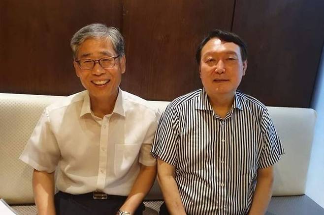 신평(왼쪽) 변호사와 윤석열 전 검찰총장. 신 변호사 측 제공