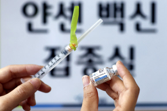 - 지난 6월 의료진이 30세 이상 예비군,민방위 등을 대상으로 코로나19 얀센 백신 접종을 준비하고 있다.연합뉴스