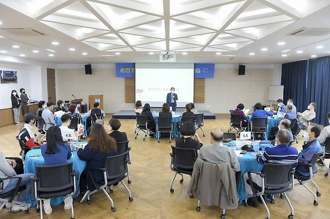 허석 시장이 민주주의 리더양성 교육 특강에 일일 강사로 나서 직접민주주의에 대한 시정 철학을 설명하고 있다.