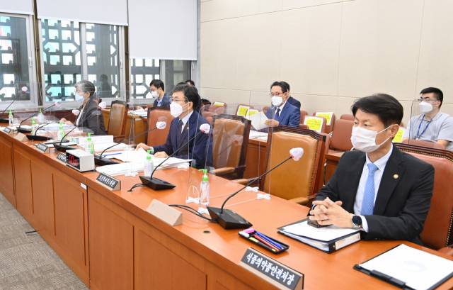 정은경(왼쪽부터) 질병관리청장, 권덕철 보건복지부 장관, 김강립 식품의약품안전처장이 지난 7월 서울 여의도 국회에서 열린 보건복지위 전체 회의장에 출석해 있다. /연합뉴스