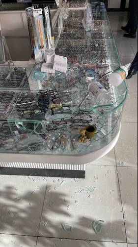 볼링공에 깨진 안경점 진열대 /부산경찰청 제공