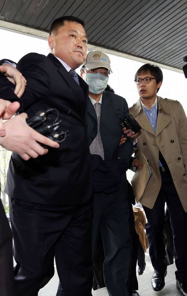 2013년 4월, 해외 도피 중 타이에서 불법체류 혐의로 체포되어 국내로 압송된 윤우진씨.ⓒ연합뉴스