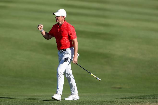 로리 매킬로이가 18일 미국 네바다주 라스베이거스 더 서밋 클럽에서 열린 PGA 투어 더 CJ컵 최종라운드 14번홀에서 그린밖에서 시도한 이글 퍼트 성공으로 3타 차 선두로 달아나며 주먹을 불끈 쥐고 기뻐하고 있다. ㅣ게티이미지