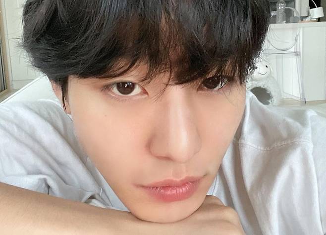 Actor Ahn Hyo-seop encouraged the drama shooter with his handsome looks.On the 18th, Ahn Hyo-seop posted a picture on his instagram with an article entitled Would you like to see Timmy Hung?Inside the photo is a picture of Ahn Hyo-seop, who is proud of his sculpture beauty with a super-close selfie. He boasted of his immaculate face and shot his girlfriend with his casual eyes and relaxed expression.In the unbearable visual attack of Ahn Hyo-seop, fans cheered with comments such as I can not breathe, OMG, It is handsome, It is so cute and I watch the drama.Meanwhile, SBS monthly drama Time Hunggi, starring Ahn Hyo-seop, will air today (18th) at 10 p.m.