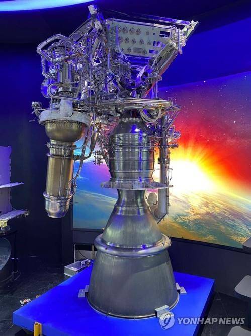 한화, 서울 ADEX서 '75t 액체로켓' 실물 공개  (서울=연합뉴스) 한화가 오는 21일 발사되는 누리호의 핵심 장치인 '75t 액체로켓 엔진' 실물을 서울 ADEX 2021 전시회에서 일반에 처음 공개한다고 18일 밝혔다. 사진은 누리호 75t 액체로켓 모습. 2021.10.18 [한화 제공. 재판매 및 DB 금지]
    photo@yna.co.kr