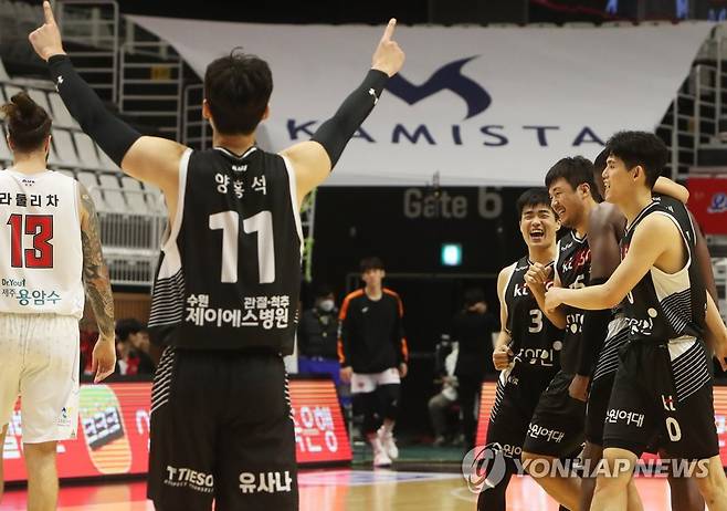 KT '승리가 보인다' (수원=연합뉴스) 홍기원 기자 = 18일 경기도 서수원칠보체육관에서 열린 프로농구 수원 KT 소닉붐과 고양 오리온 오리온스의 경기. 3점 슛을 성공시킨 KT 김동욱이 동료들과 기뻐하고 있다. 2021.10.18 xanadu@yna.co.kr