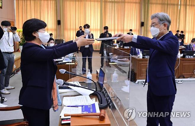 선서문 제출하는 이재명 경기도지사 (수원=연합뉴스) 더불어민주당 대선 후보인 이재명 경기지사가 18일 경기도 수원시 경기도청에서 열린 국회 행정안전위원회의 경기도에 대한 국정감사에서 서영교 행안위원장에게 선서문을 전달하고 있다. 2021.10.18 [국회사진기자단] jeong@yna.co.kr