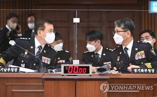 대화하는 김원준 경기남부청장과 김남현 경기북부청장 (수원=연합뉴스) 18일 경기도 수원시 경기남부경찰청에서 열린 국회 행정안전위원회의 경기남ㆍ북부경찰청에 대한 국정감사에서 김원준 경기남부경찰청장(왼쪽)과 김남현 경기북부경찰청장이 대화하고 있다. 2021.10.18 [경기사진공동취재단]