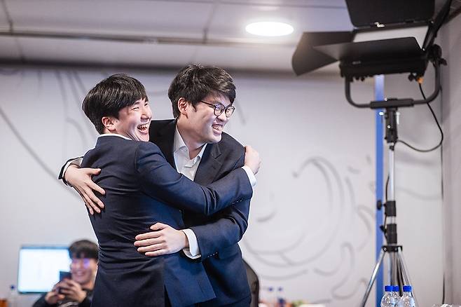 젠지 김다빈 코치(왼쪽)과 유병준 코치(사진=라이엇게임즈)