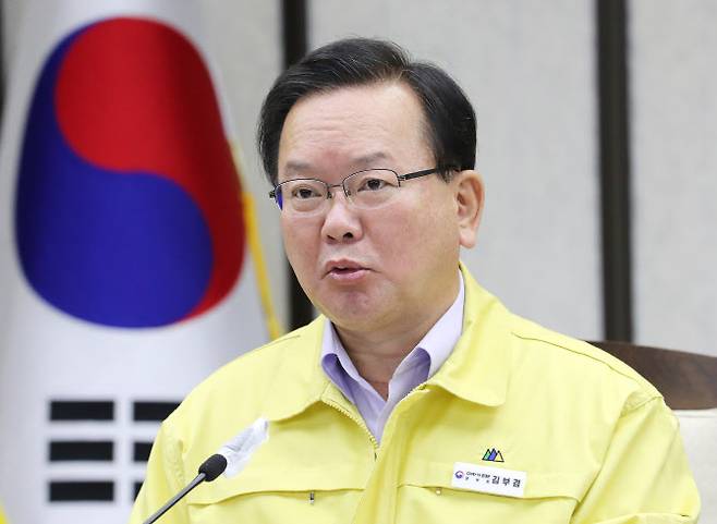 김부겸 국무총리가 19일 오전 세종시 정부세종청사에서 열린 신종 코로나바이러스 감염증(코로나19) 대응 중앙재난안전대책본부 회의를 주재하며 발언하고 있다. (사진=연합뉴스)