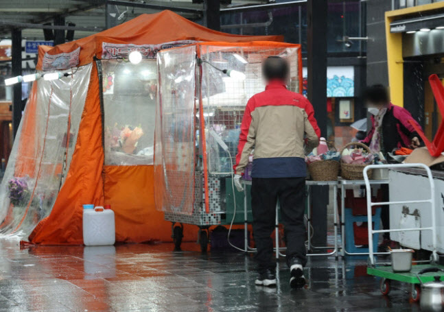서울 종로구 관철동 젊음의 거리에서 노점 상인들이 비가 오는 가운데 영업을 준비하고 있다. (사진=연합뉴스)