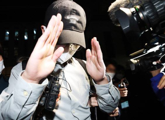 화천대유자산관리에서 퇴직금 50억원을 받은 곽상도 의원 아들이 8일 오후 경기도 수원시 경기남부경찰청에서 조사를 마치고 나오고 있다.(사진=연합뉴스)