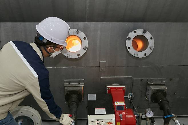 인천 서구 뉴에코원 공장에서 한 엔지니어가 열분해유 생산 설비를 시험 가동하고 있다. (사진=SK지오센트릭)