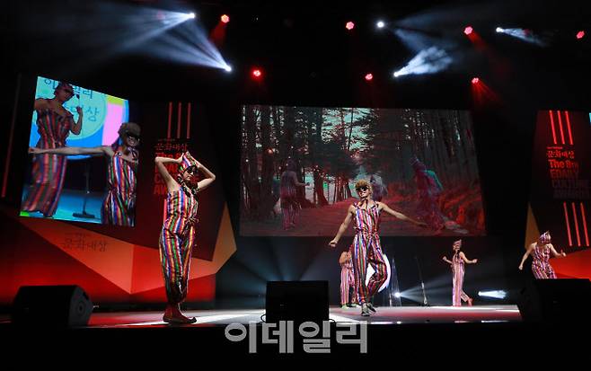 ‘제8회 이데일리문화대상’ 시상식이 19일 오후 서울 종로구 세종문화회관에서 열렸다. 앰비규어댄스컴퍼니가 ‘실크 타령’ 오프닝 공연을 하고 있다.(사진=노진환 기자)