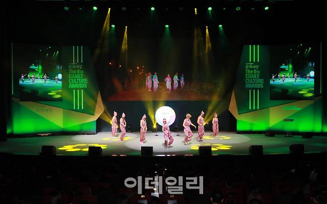 ‘제8회 이데일리문화대상’ 시상식이 19일 오후 서울 종로구 세종문화회관에서 열렸다. 앰비규어댄스컴퍼니가 ‘실크 타령’ 오프닝 공연을 하고 있다.(사진=노진환 기자)