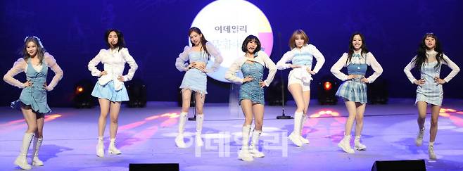 그룹 트와이스가 19일 오후 서울 종로구 세종문화회관에서 열린 ‘제8회 이데일리 문화대상’ 시상식에서 축하공연을 펼치고 있다.(사진=이영훈 기자)