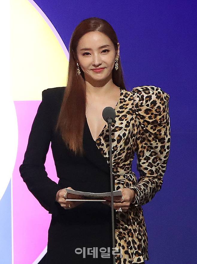 배우 한채영이 19일 오후 서울 종로구 세종문화회관에서 열린 ‘제8회 이데일리 문화대상’에서 프런티어상을 발표하고 있다.(사진=방인권 기자)