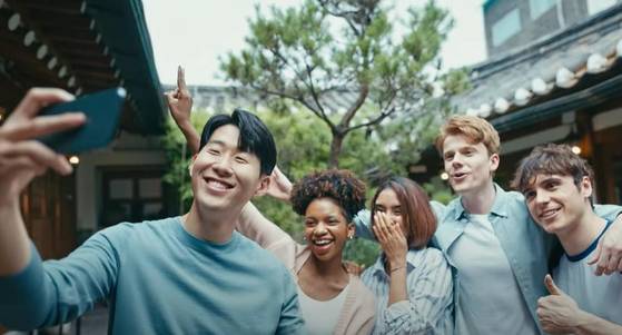 문화체육관광부가 손흥민이 등장하는 한국 관광 홍보영상을 18일 공개했다. 손흥민은 앞서 지난 7월 '한국관광 명예 홍보대사'로 위촉됐다. 1분 20초 길이의 영상은 한국관광공사 공식 유튜브 채널 '이매진 유어 코리아(Imagine your Korea)'에 게재됐다. 〈사진=한국관광공사 유튜브 캡처〉