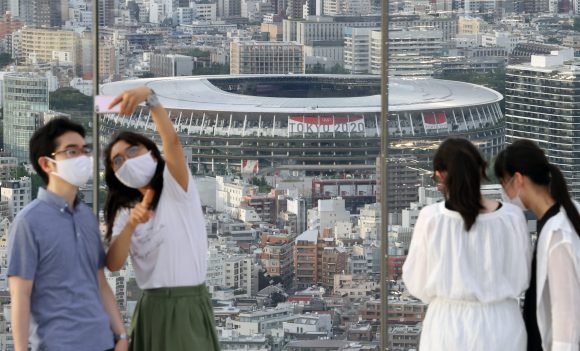지난 8월 도쿄올림픽 폐막식이 열린 도쿄국립경기장 인근 고층 빌딩 전망대에 있는 시민들의 모습. [사진=뉴스1]