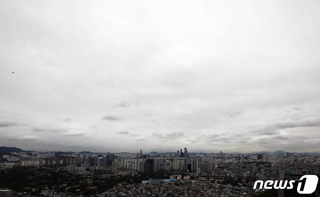 저기압의 영향으로 전국이 흐린 날씨를 보인 1일 서울 남산에서 바라본 도심 하늘이 흐리다. 2021.9.1/뉴스1 © News1 황기선 기자