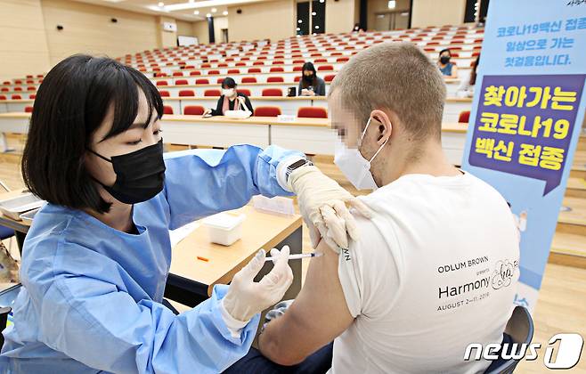 서울 동작구 흑석동 중앙대학교에 마련된 '찾아가는 코로나19 백신 접종 센터'에서 외국인 유학생들이 백신을 맞고 있다. (동작구청 제공)/뉴스1