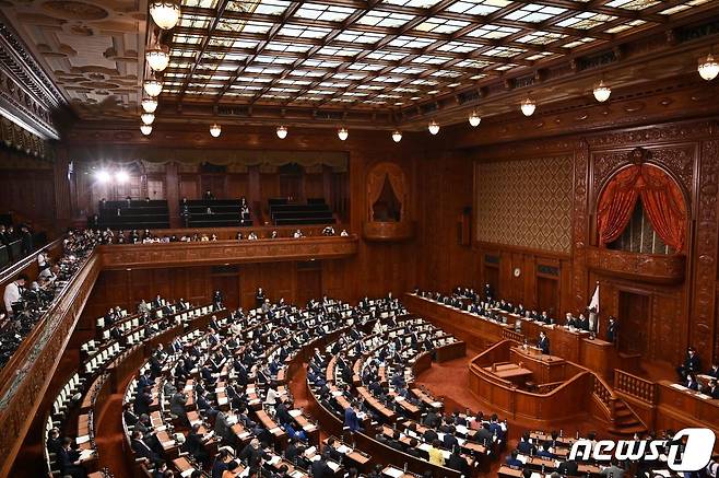 기시다 후미오 일본 총리가 8일(현지시간) 국회에서 첫 소신표명 연설을 하고 있다. © AFP=뉴스1 © News1 금준혁 기자