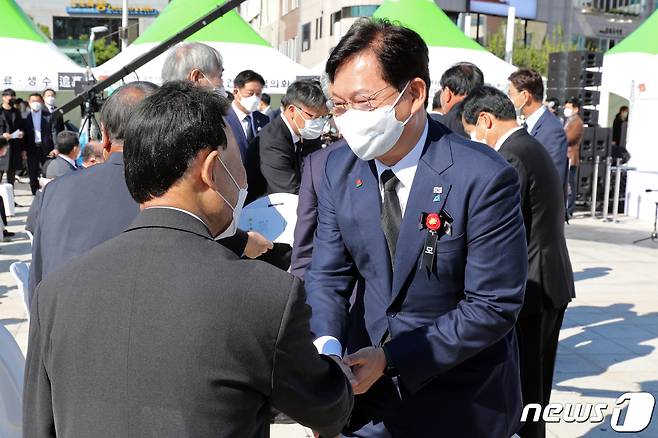 송영길 더불어민주당 대표가 19일 오전 전남 여수 이순신광장에서 열린 여순사건 제73주기 합동위령제 및 추념식에 참석하며 유족대표들과 인사를 나누고 있다. 2021.10.19/뉴스1 © News1 황희규 기자