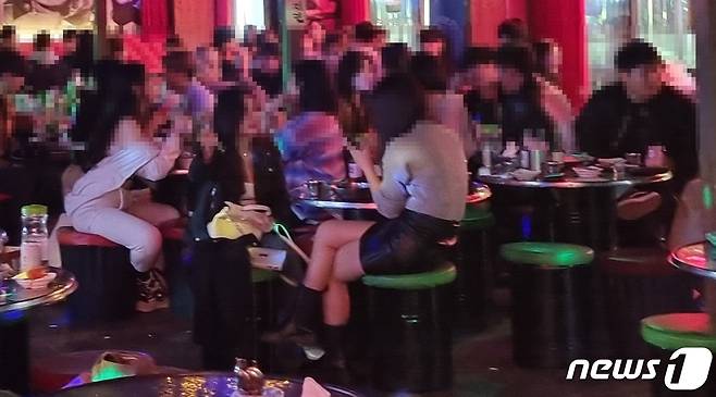 거리두기 완화로 식당 등의 영업시간이 자정으로 늘어나면서 천안시 두정동 먹자골목의 한 식당에는 10시 이후에도 손님이 몰렸다.© 뉴스1