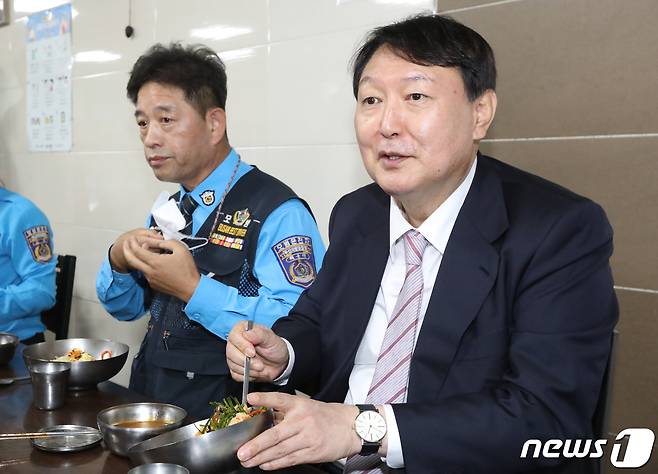 윤석열 국민의힘 대선경선 후보가 19일 오후 부산 연제구 부산개인택시조합을 방문해 간담회 후 비빔밥을 먹고 있다. 2021.10.19/뉴스1 © News1 여주연 기자