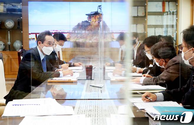 19일 전북도청 회의실에서 열린 2022년 국가예산 확보 전략회의에 송하진 도지사를 비롯한 실·국장들이 중점사업의 최대 예산반영을 위한 전략적 대응 방안을 집중 논의하고 있다.(전북도 제공)2021.10.19/© 뉴스1