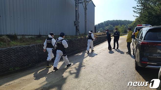 충남 청양군 화성면 장계리에 있는 화성농공단지 내 한 컨테이너에서 불이 났다.  사고현장을 통제하고 사고경위를 조사하기 위해 과학수사관들이 현장으로 들어가고 있다.© 뉴스1