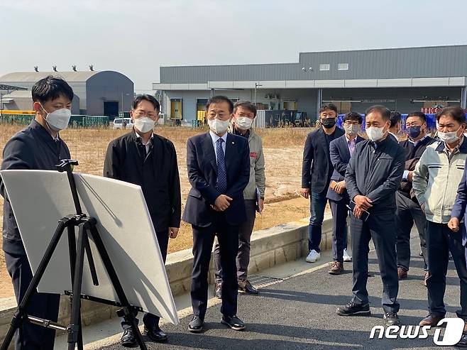 19일 국토부와 LH 관계자들이 김윤덕 더불어민주당 국회의원과 함께 지반침하 피해가 발생한 전북 익산식품클러스터를 찾아 상황을 청취하고 있다.(의원실제공)2021.10.19/뉴스1