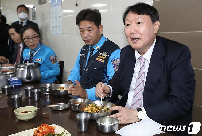 윤석열 국민의힘 대선경선 후보가 19일 오후 부산 연제구 부산개인택시조합을 방문해 간담회 후 비빔밥을 먹고 있다. 2021.10.19/뉴스1 © News1 여주연 기자