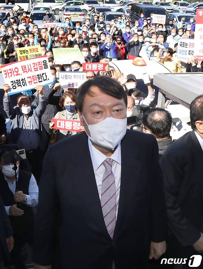 윤석열 국민의힘 대선경선 후보가 19일 오후 부산 연제구 부산개인택시조합을 방문해 간담회 장으로 향하고 있다. 2021.10.19/뉴스1 © News1 여주연 기자