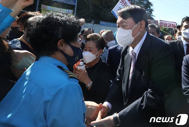 윤석열 국민의힘 대선경선 후보가 19일 오후 부산 연제구 부산개인택시조합을 방문해 인사를 나누고 있다. 2021.10.19/뉴스1 © News1 여주연 기자