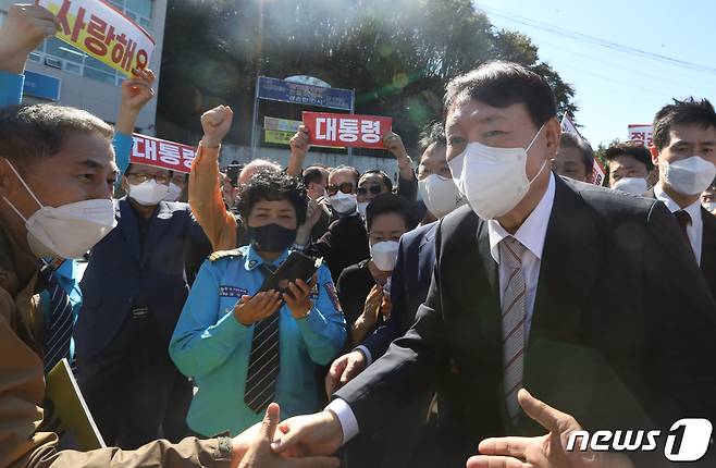 윤석열 국민의힘 대선경선 후보가 19일 오후 부산 연제구 부산개인택시조합을 방문해 인사를 나누고 있다. 2021.10.19/뉴스1 © News1 여주연 기자