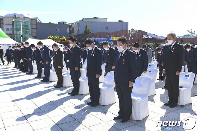 여순사건 특별법이 제정된 이후 첫 추념행사가 19일 전남 여수시 중앙동 이순신광장에서 열렸다. 참석자들이 묵념을 하며 희생자들의 넋을 기리고 있다. (여수시 제공)2021.10.19/© 뉴스1