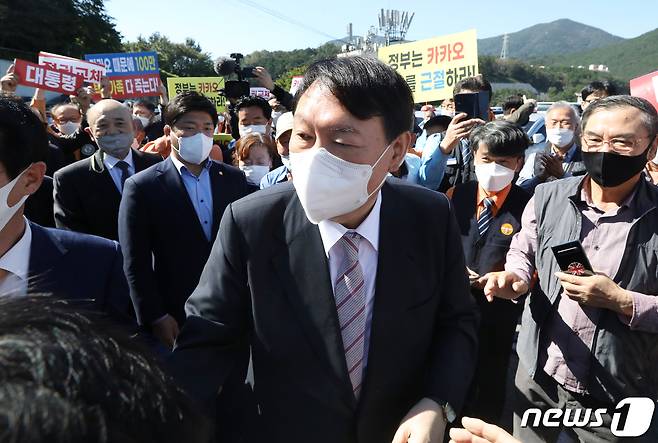 윤석열 국민의힘 대선경선 후보가 19일 오후 부산 연제구 부산개인택시조합을 방문해 인사를 나누고 있다. 2021.10.19/뉴스1 © News1 여주연 기자