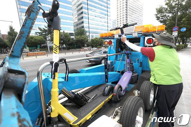 불법 주·정차 전동킥보드 견인 자료 사진. /뉴스1 © News1