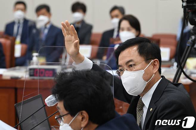 윤영덕 더불어민주당 의원이 국정감사에서 의사진행 발언을 요청하고 있다.2021.10.1/뉴스1 © News1 구윤성 기자