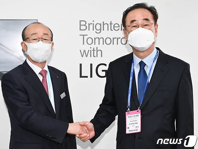 장세용 구미시장(오른쪽)이 19일 서울공항에서 열린 국내 최대 항공우주 및 방위산업 전시회 '서울 ADEX 2021'에 참석해 김지찬 LIG넥스원(주) 대표와 악수를 하고 있다.(구미시 제공)2021.10.19 /뉴스1 © News1 정우용 기자