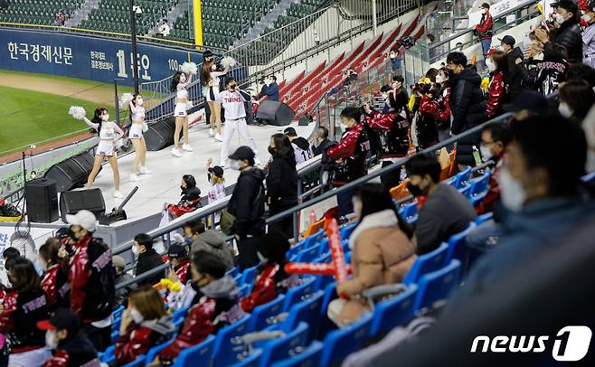 코로나19 방역지침 조정으로 프로야구 경기 관중 입장이 재개된 19일 오후 서울 송파구 잠실야구장에서 관중들이 키움 히어로즈와 LG 트윈스의 경기를 응원하고 있다. 2021.10.19/뉴스1 © News1 안은나 기자