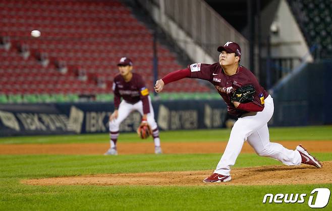 19일 오후 서울 송파구 잠실야구장에서 열린 프로야구 2021 신한은행 SOL KBO리그 키움 히어로즈와 LG 트윈스의 경기 7회말 키움 교체투수 조상우가 역투하고 있다. 2021.10.19/뉴스1 © News1 안은나 기자