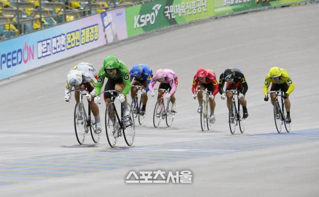 임채빈이 경륜개장 27주년 기념 대상경륜 특선결승에서 선두로 경주를 이끌고 있다.&nbsp; 제공 | 국민체육진흥공단